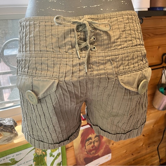 Betsey Johnson cotton pintucked low rise shorts in dusty sage - Picture 3 of 4